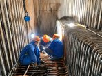 Petugas melakukan pekerjaan pemeliharaan pada fasilitas PLTU Jeneponto sebagai bagian dari upaya percepatan pemeliharaan infrastruktur ketenagalistrikan untuk menjaga keandalan Sistem Sulawesi Bagian Selatan (Sulbagsel).