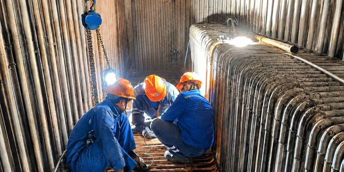 Petugas melakukan pekerjaan pemeliharaan pada fasilitas PLTU Jeneponto sebagai bagian dari upaya percepatan pemeliharaan infrastruktur ketenagalistrikan untuk menjaga keandalan Sistem Sulawesi Bagian Selatan (Sulbagsel).